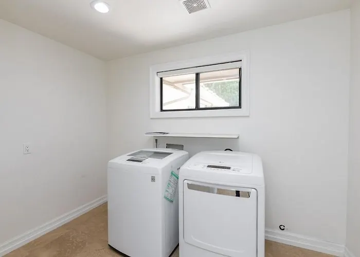 Private Executive Home, Pet Friendly, Walkable Holiday home *