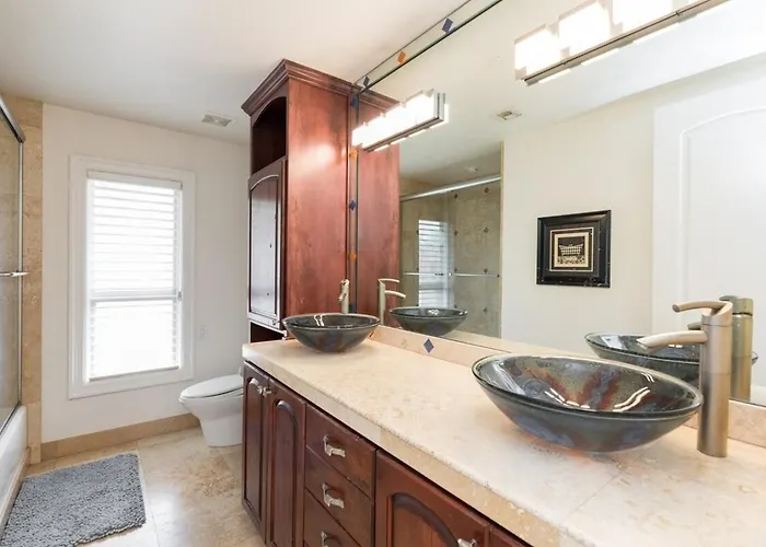 Private Executive Home, Pet Friendly, Walkable *