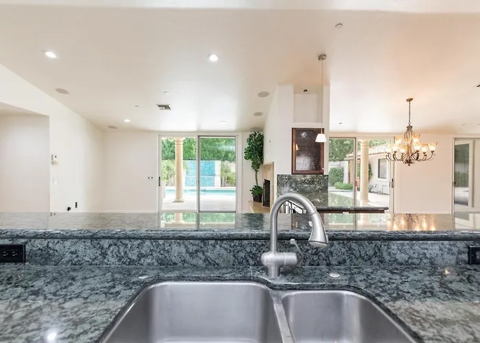 Private Executive Home, Pet Friendly, Walkable Holiday home