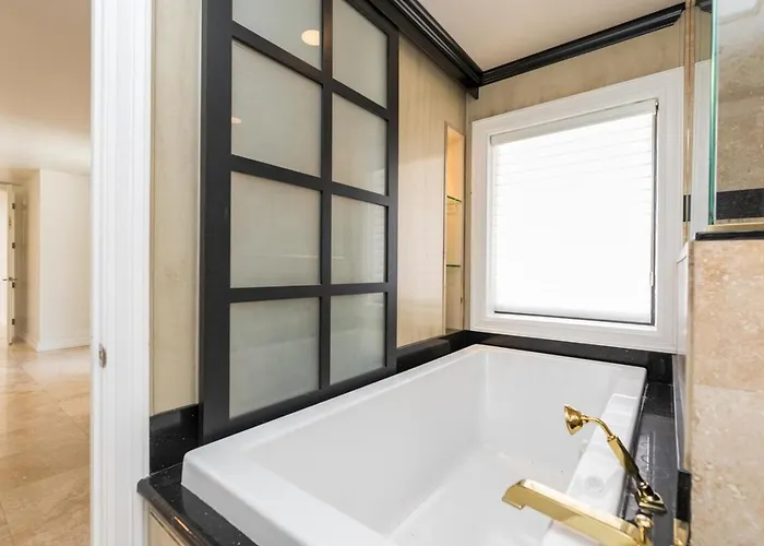 Holiday home Private Executive Home, Pet Friendly, Walkable *