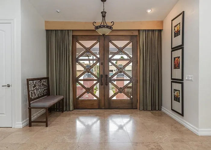 Holiday home Private Executive Home, Pet Friendly, Walkable *
