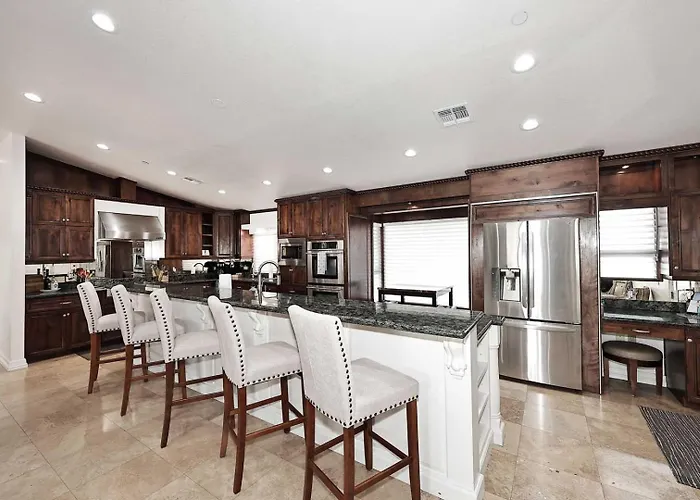 Private Executive Home, Pet Friendly, Walkable *