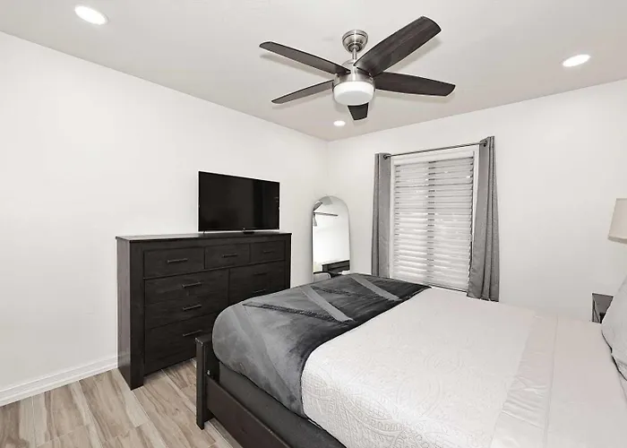 Holiday home Private Executive Home, Pet Friendly, Walkable *