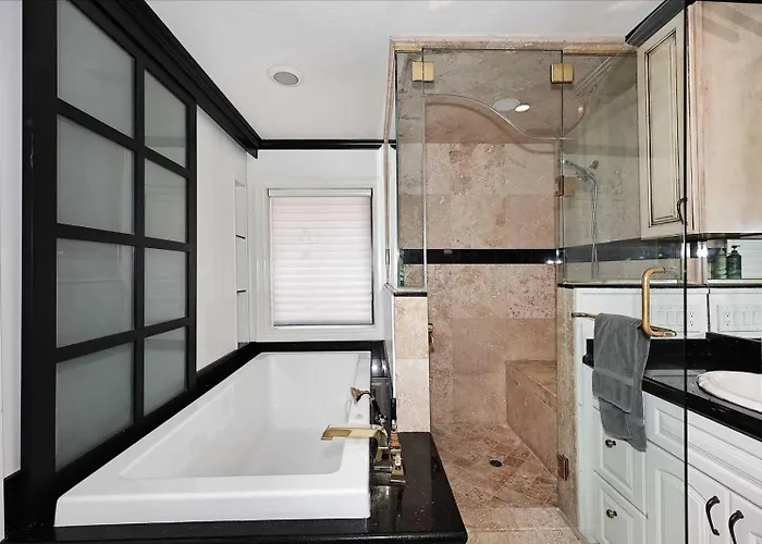 Private Executive Home, Pet Friendly, Walkable *