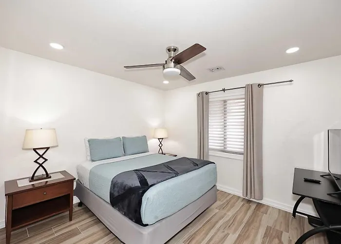 Private Executive Home, Pet Friendly, Walkable