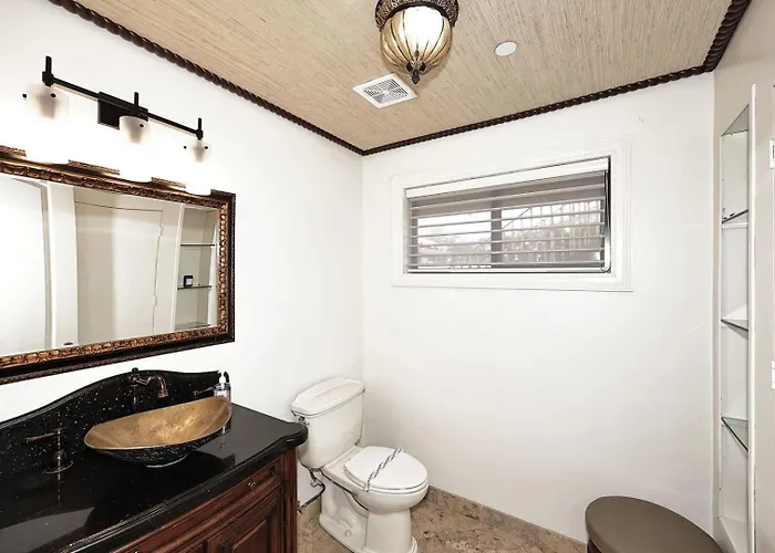 Private Executive Home, Pet Friendly, Walkable Holiday home *