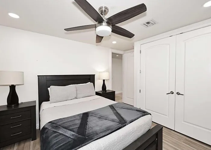 Private Executive Home, Pet Friendly, Walkable