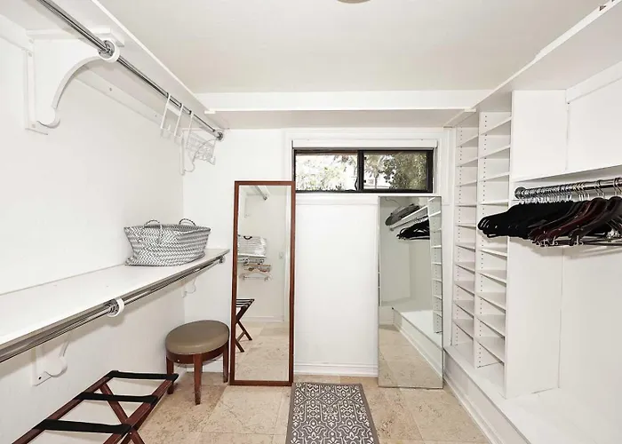 Private Executive Home, Pet Friendly, Walkable Holiday home *