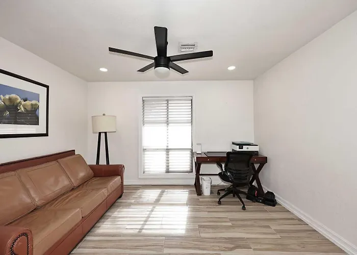 Private Executive Home, Pet Friendly, Walkable Holiday home *
