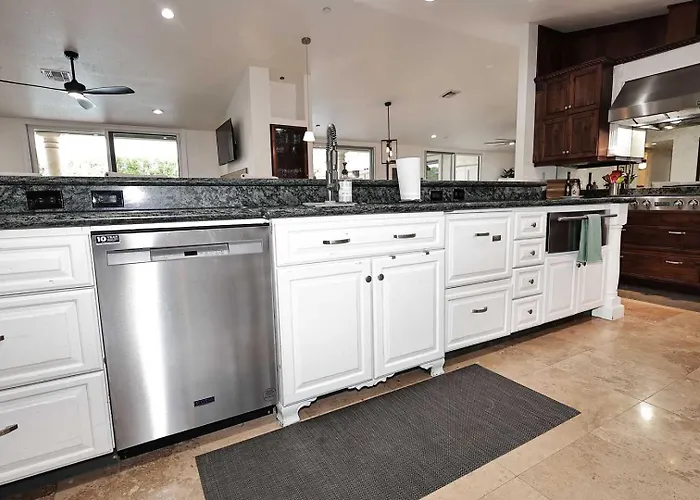 Private Executive Home, Pet Friendly, Walkable *