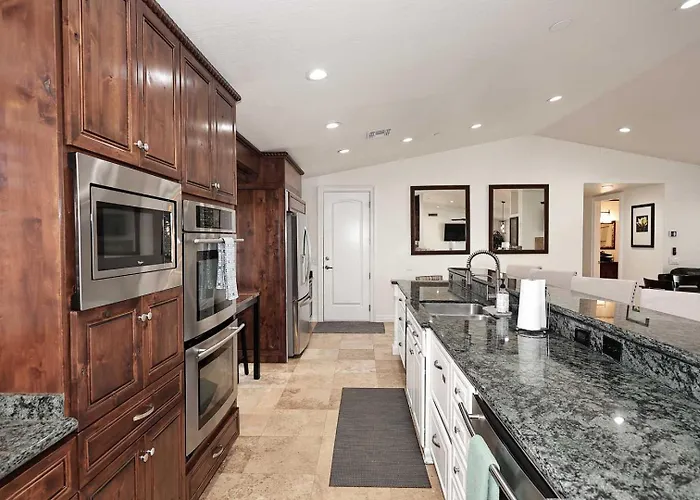 Private Executive Home, Pet Friendly, Walkable Holiday home