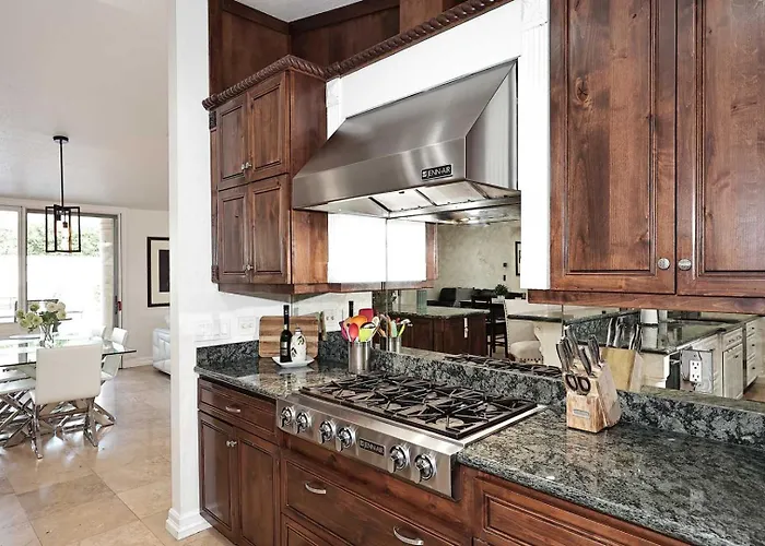 Holiday home Private Executive Home, Pet Friendly, Walkable *