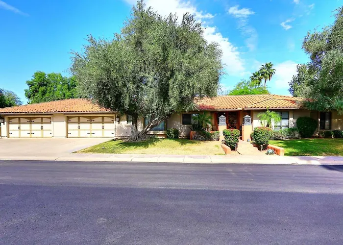 Private Executive Home, Pet Friendly, Walkable Holiday home *
