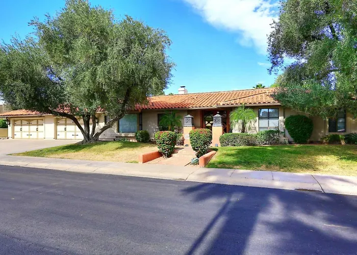 Holiday home Private Executive Home, Pet Friendly, Walkable *